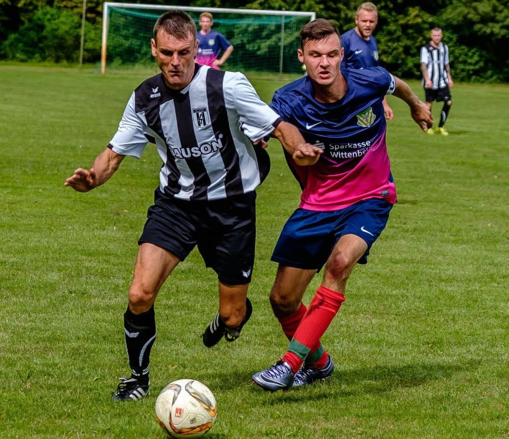 Die Kreisoberliga-Fußballer von Turbine Zschornewitz (schwarz-weiße Shirts) haben zum Auftakt drei Punkte eingefahren. Aufsteiger ESV Bergwitz 05 zog zu Hause knapp 0:1 den Kürzeren.