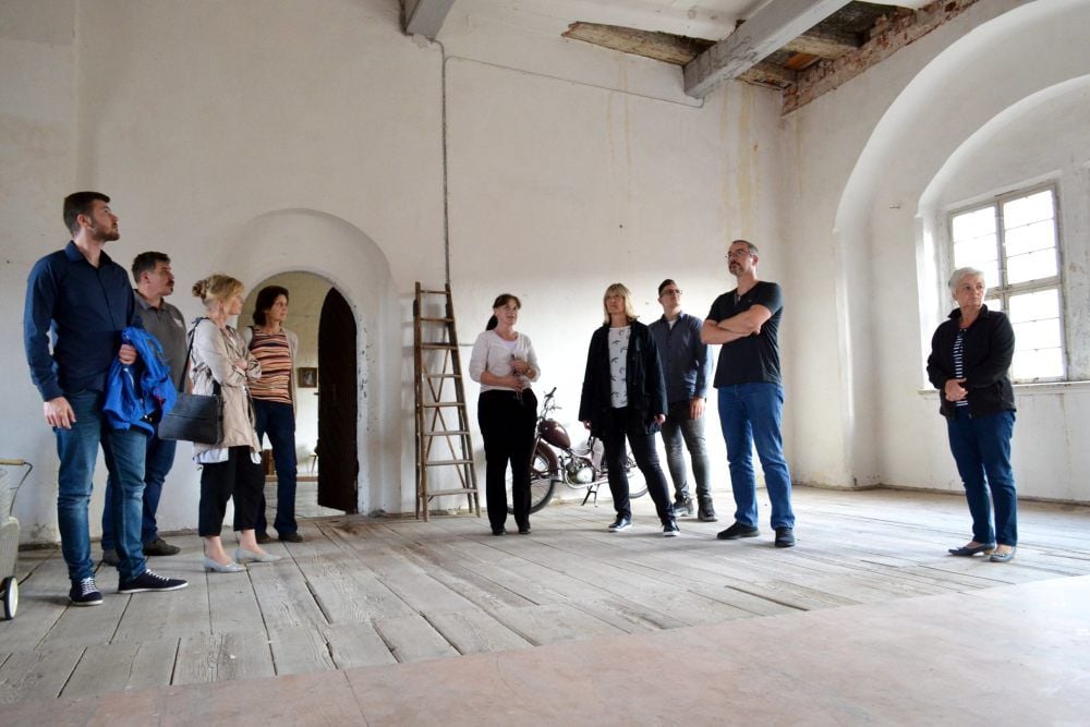 Die Mitglieder des Kultur- und Sozialausschusses der Stadt Annaburg wollten sich selbst ein Bild von der Kulturstätte Schloss Lichtenburg in Prettin machen. Dieser Ballsaal, indem sie sich befinden, wird wegen der Brandschutzauflagen künftig nicht mehr für Besucher zugänglich sein.