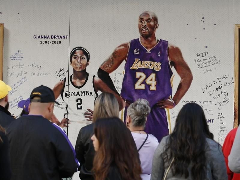 Fans haben sich vor dem Golden 1 Center zum Gedenken an Kobe Bryant und seine Tochter Gianna versammelt. Foto: Rich Pedroncelli/AP/dpa