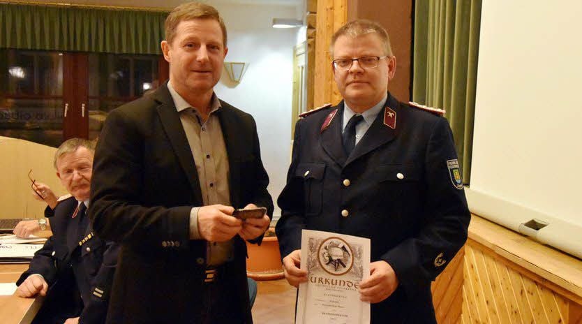 Stadtwehrleiter Heiko Plewa wurde von Zahna-Elsters Bürgermeister Peter Müller zum Brandinspektor befördert.