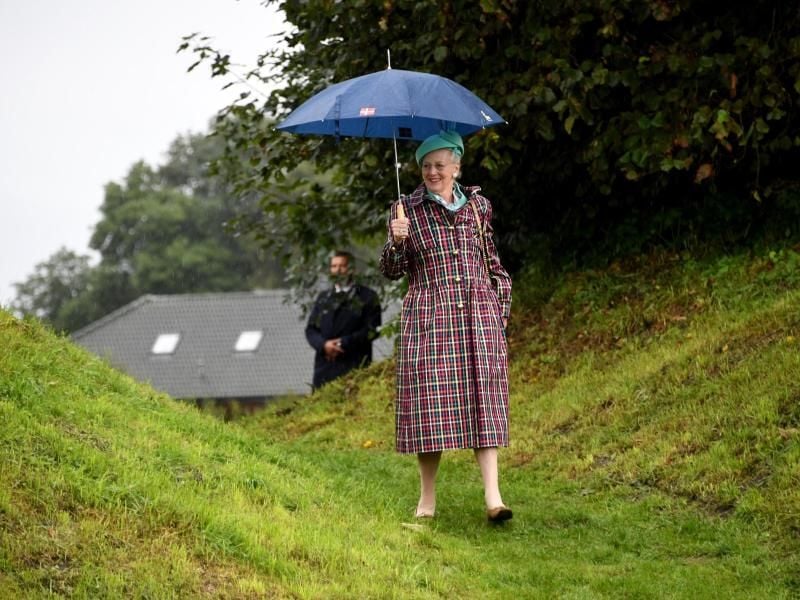 Dänemarks Königin Margrethe II geht bei ihrem Besuch über das Gelände des Dannewerk bei Schleswig an der früheren Grenze. Foto: Carsten Rehder/Archivbild