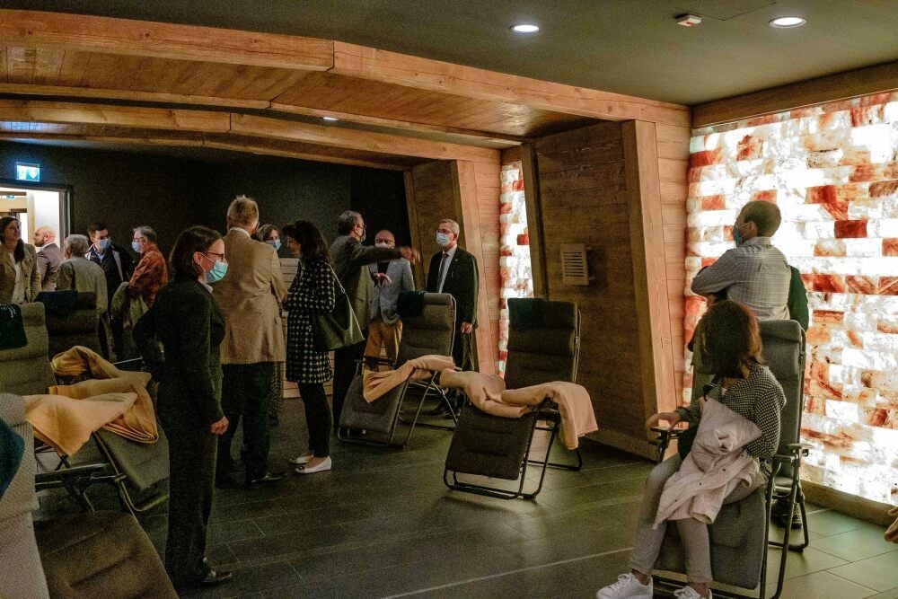 Die neue „Salzlounge“ mit Ruheliegen und Salzstein-Elementen. Die Salzluft beruhigt den Körper und befreit die Atemwege.