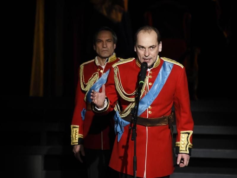 Peter Lüchinger (l) und Tim Lee bei der Fotoprobe zu dem Stück „King Charles III” in Bremen. Marianne Menke/Bremer Shakespeare Company Foto: Marianne Menke