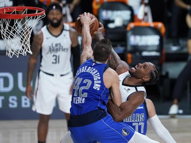 Maxi Kleber (l) von den Dallas Mavericks in Aktion gegen Kawhi Leonard von den Los Angeles Clippers. Foto: Ashley Landis/Pool AP/dpa