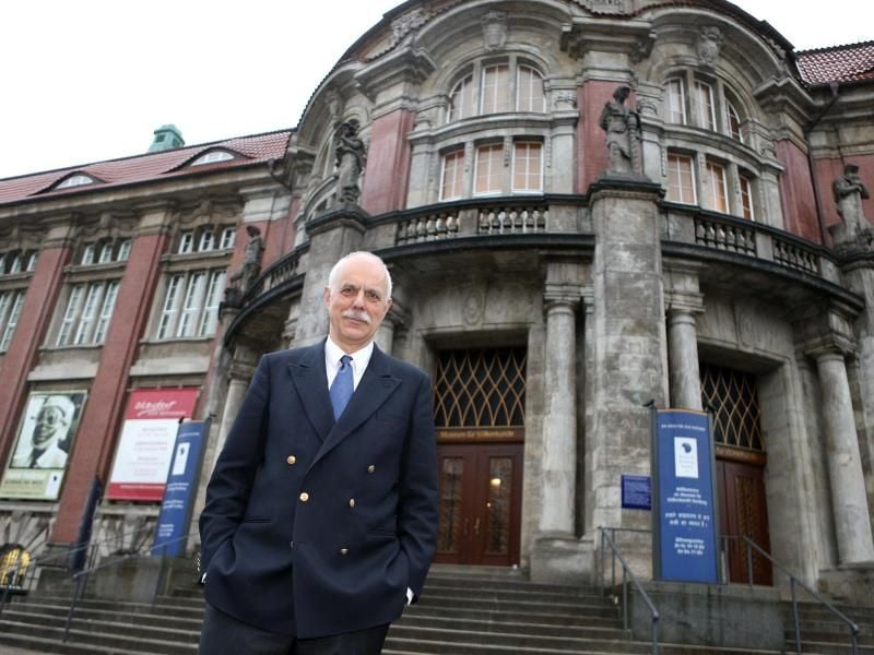 Wulf Köpke, Leiter des Hamburger Museums für Völkerkunde, steht vor dem Völkerkundemuseum in Hamburg. Foto: Christian Charisius/Archiv