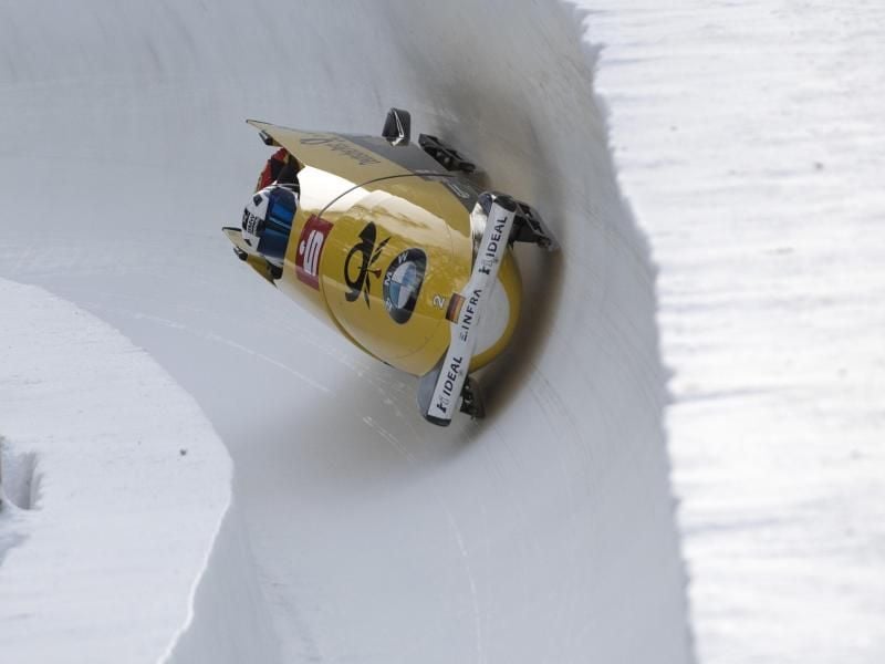 Francesco Friedrich steuert den Viererbob in der Eisbahn von St. Moritz zum Sieg. Foto: Urs Flueeler/KEYSTONE