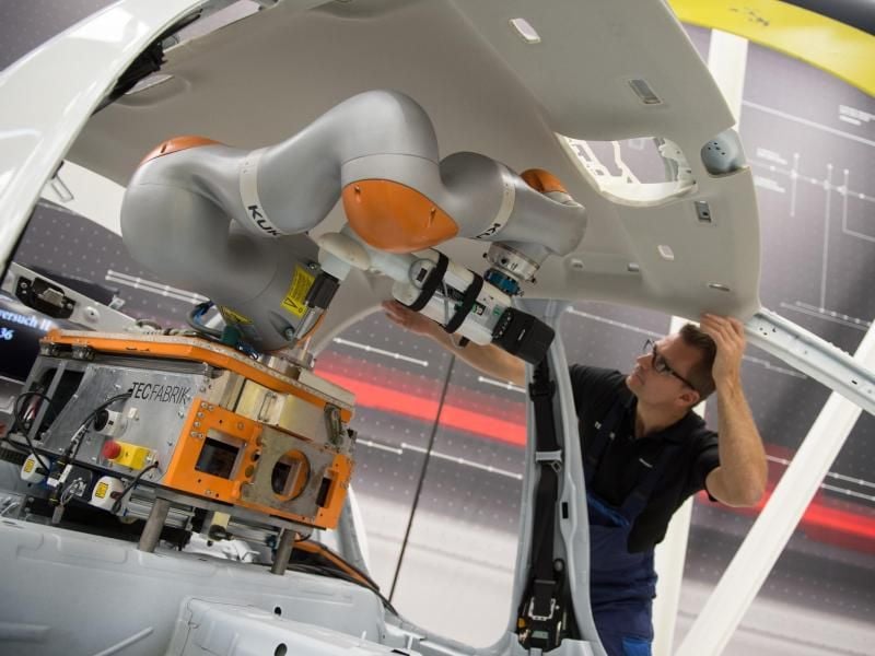 Kuka-Roboter: Mitten in der Übernahmedebatte geht ein neues Entwicklungszentrum in Betrieb. Foto: Marijan Murat