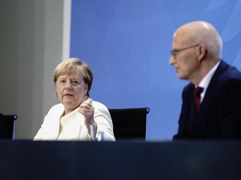 Bundeskanzlerin Angela Merkel (CDU) und Peter Tschentscher (SPD ). Foto: Kay Nietfeld/dpa