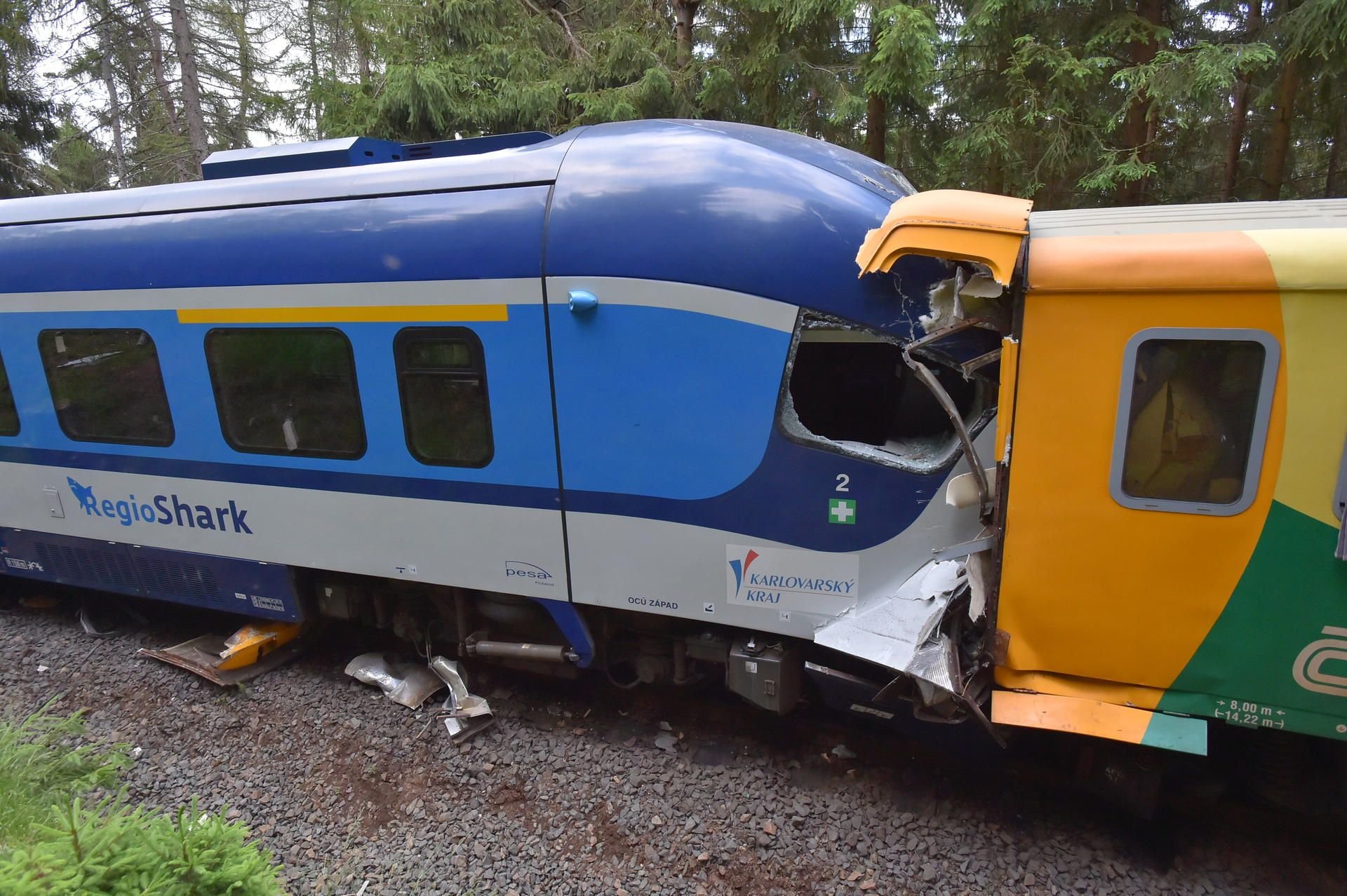 Zwei Züge stehen nach einer Kollision ineinander verkeilt auf einem Gleis bei Pernink (Tschechien): Beim Frontalzusammenstoß zweier Personenzüge auf einer Strecke durch das Erzgebirge zwischen Tschechien und Deutschland hat es Tote und Verletzte gegeben.