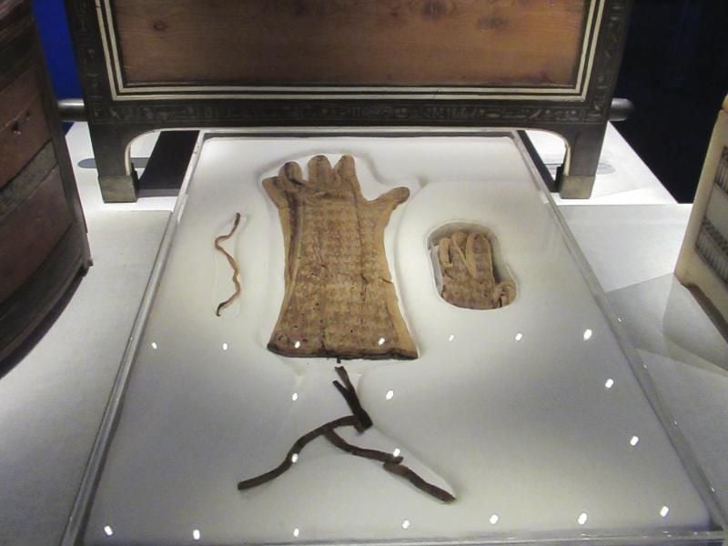 Mit Seidenfaden bestickte Leinenhandschuhe in der Ausstellung „Tutanchamun. Der Schatz des Pharaos”. Sie ist seit mehr als 50 Jahren wieder die erste Tutanchamun-Schau in Paris und mit 150 Objekten die bislang größte überhaupt. Foto: Sabine Glaubitz
