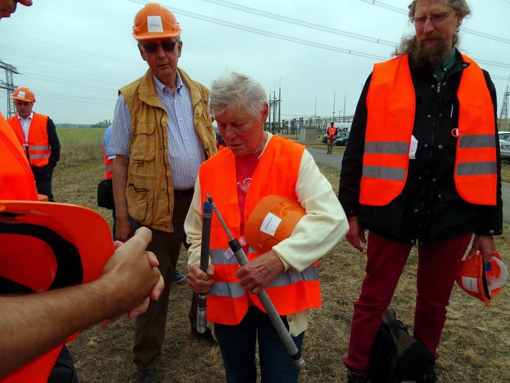 Edith Trojandt aus Klossa vergleicht die Stärke des Zugseils und des Leiterseils.