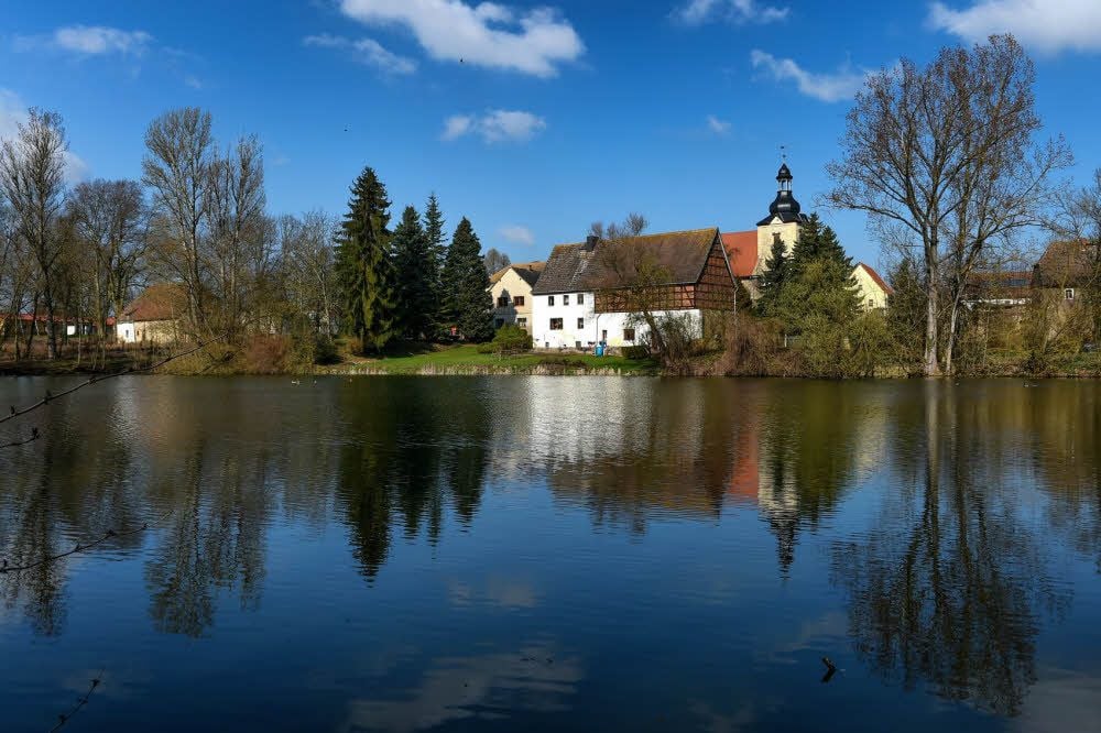 Idylle, die nicht trügt. In Klosterhäseler fühlen sich auch junge Menschen wohl. In der Kulturhalle ist Platz für geselliges Beisammensein. Im Schloss mit sich anschließender Krypta liegen Wohnen und Museum dicht beieinander.