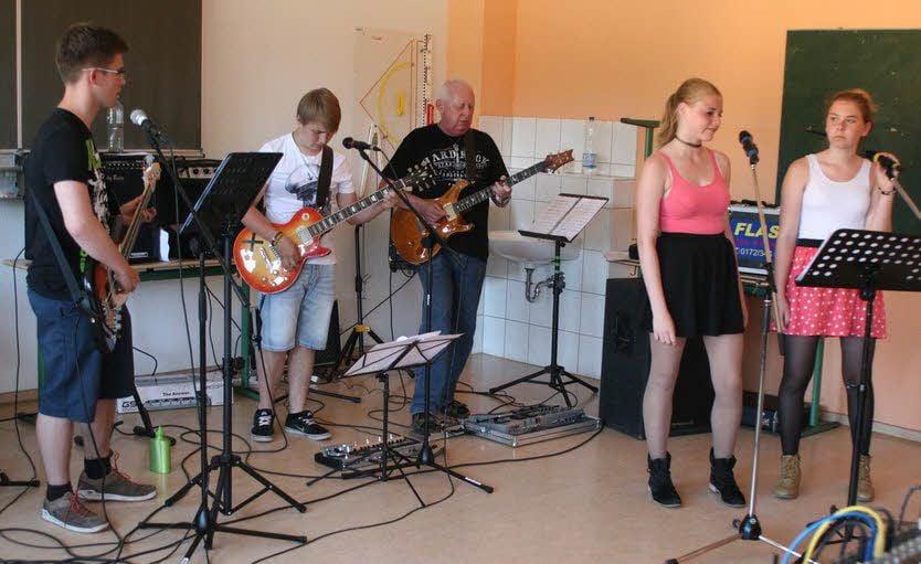 Die Schulband: Sarah Michelle Kuschnereit und Gina-Marie Schulze, Marcus Mühl, Florian Wendt, Martin Last, Hannes Schulze und Burkhard Hündorf.