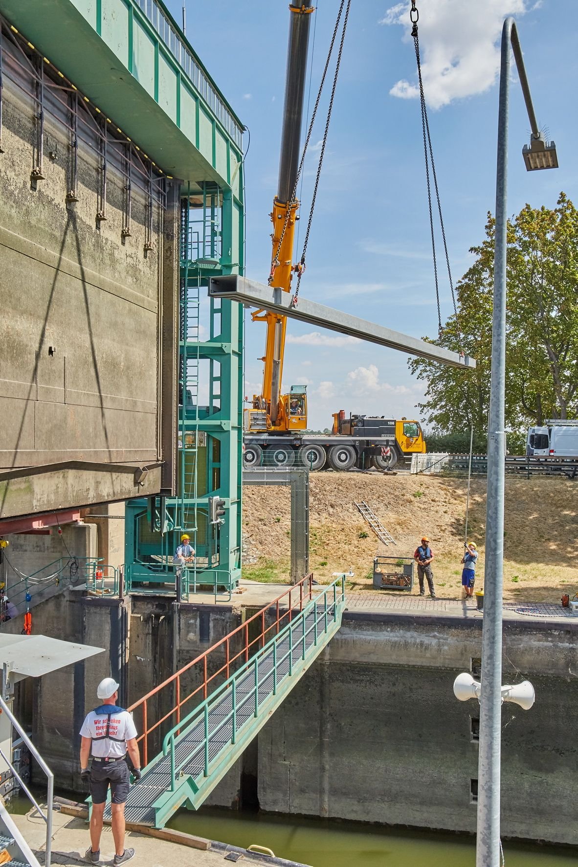 Derzeit werden an der Schleuse der Saale in Alsleben mit einem Kran Dammbalken eingesetzt, bevor Arbeiten starten.