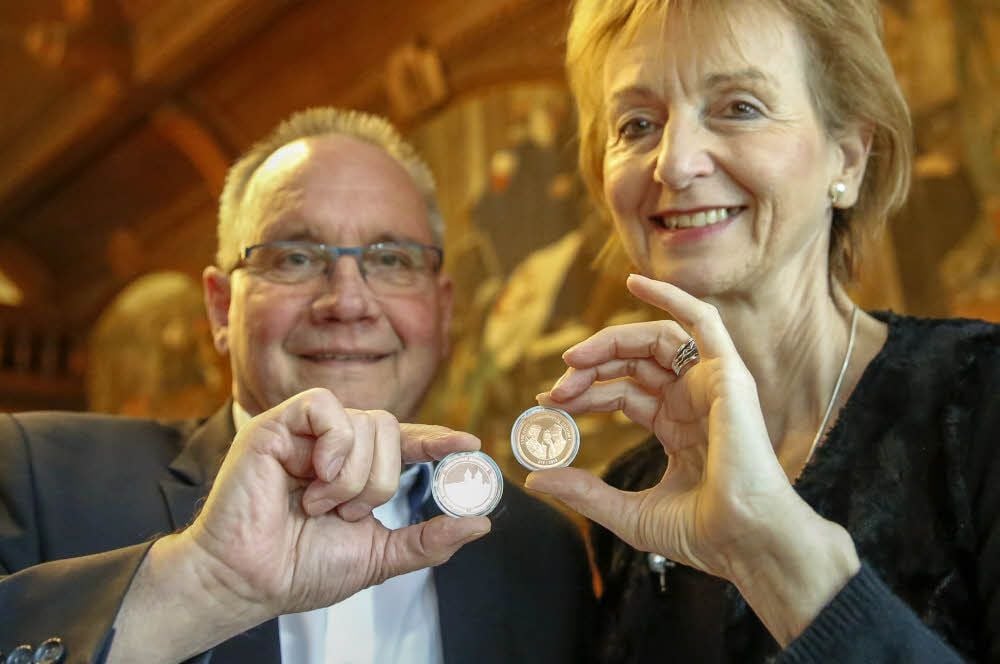Oberbürgermeister Frank Ruch und Festjahres-Koordinatorin Ursula Rudolph zeigen die Sonderprägung zum Heinrich-Jubiläum.