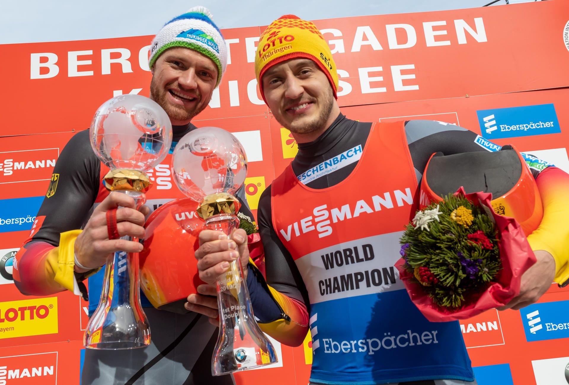 Toni Eggert (l) und Sascha Benecken jubeln beim Doppelsitzer der Männer.