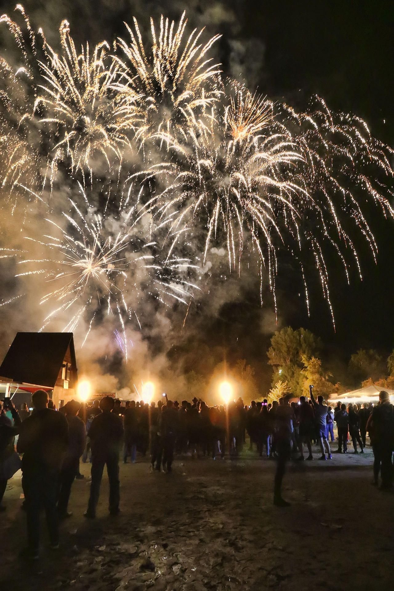 Das große Feuerwerk wurde 23:30 Uhr gezündet. Tausende Beucher waren begeistert.