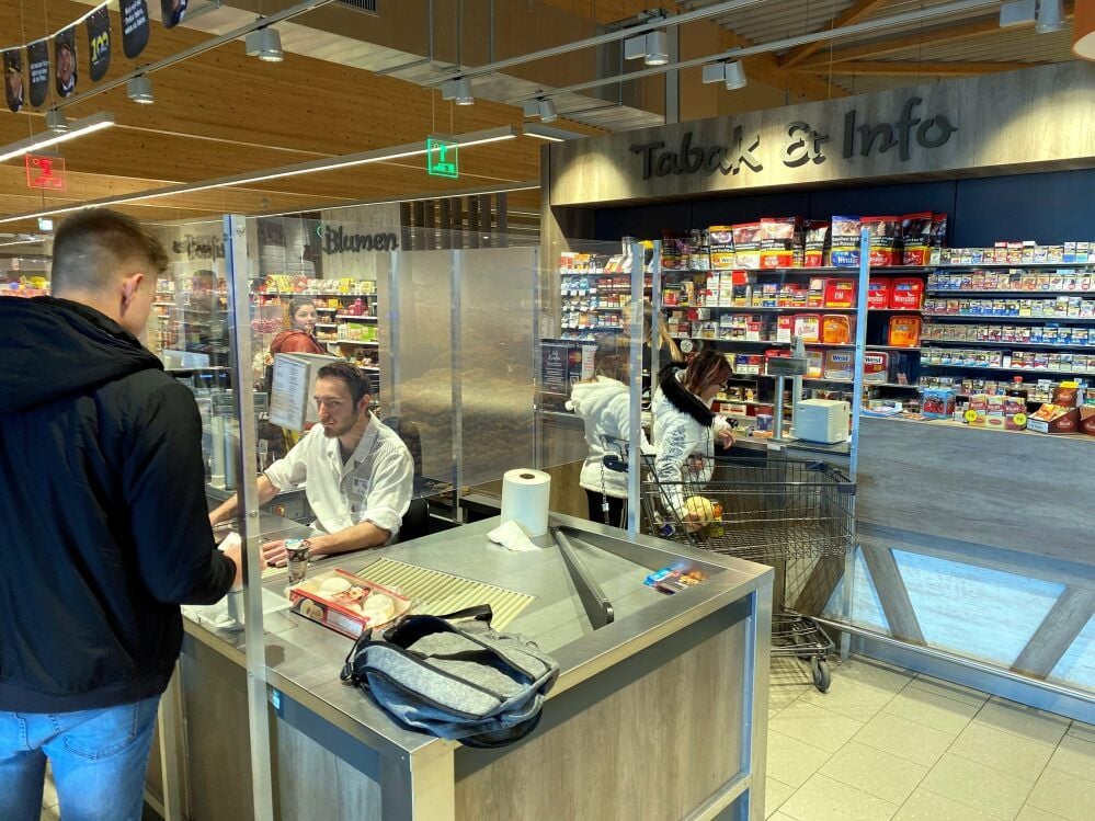 In den Einkaufsmärkten, im Foto Edeka Jessen, ist bereits am Montag ein gestiegener Kundenandrang zu verspüren.
