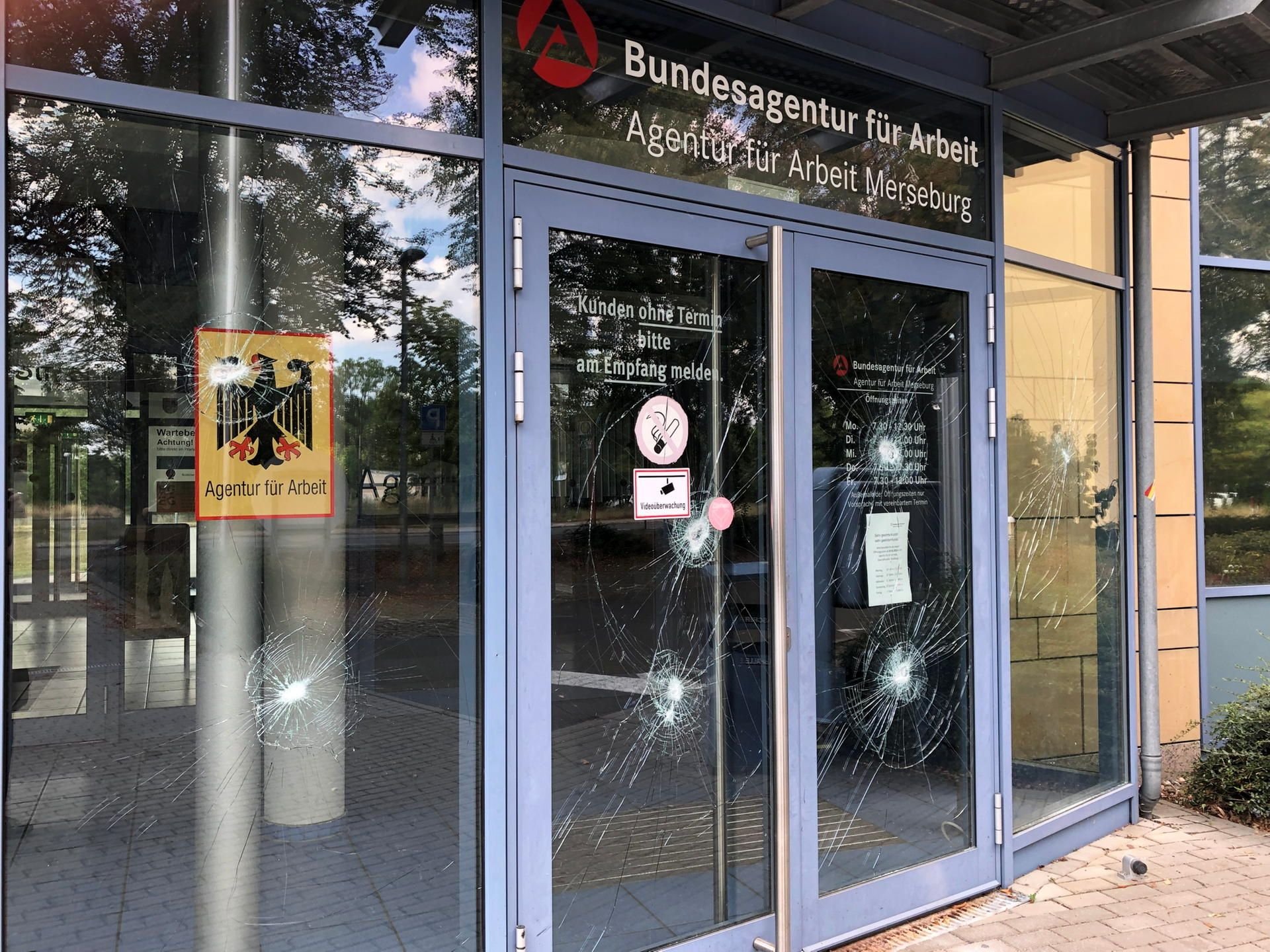 Unbekannte haben in der Nacht zum 3. August 2019 mit Steinen die Agentur für Arbeit und das Jobcenter des Saalekreises in Merseburg angegriffen.
