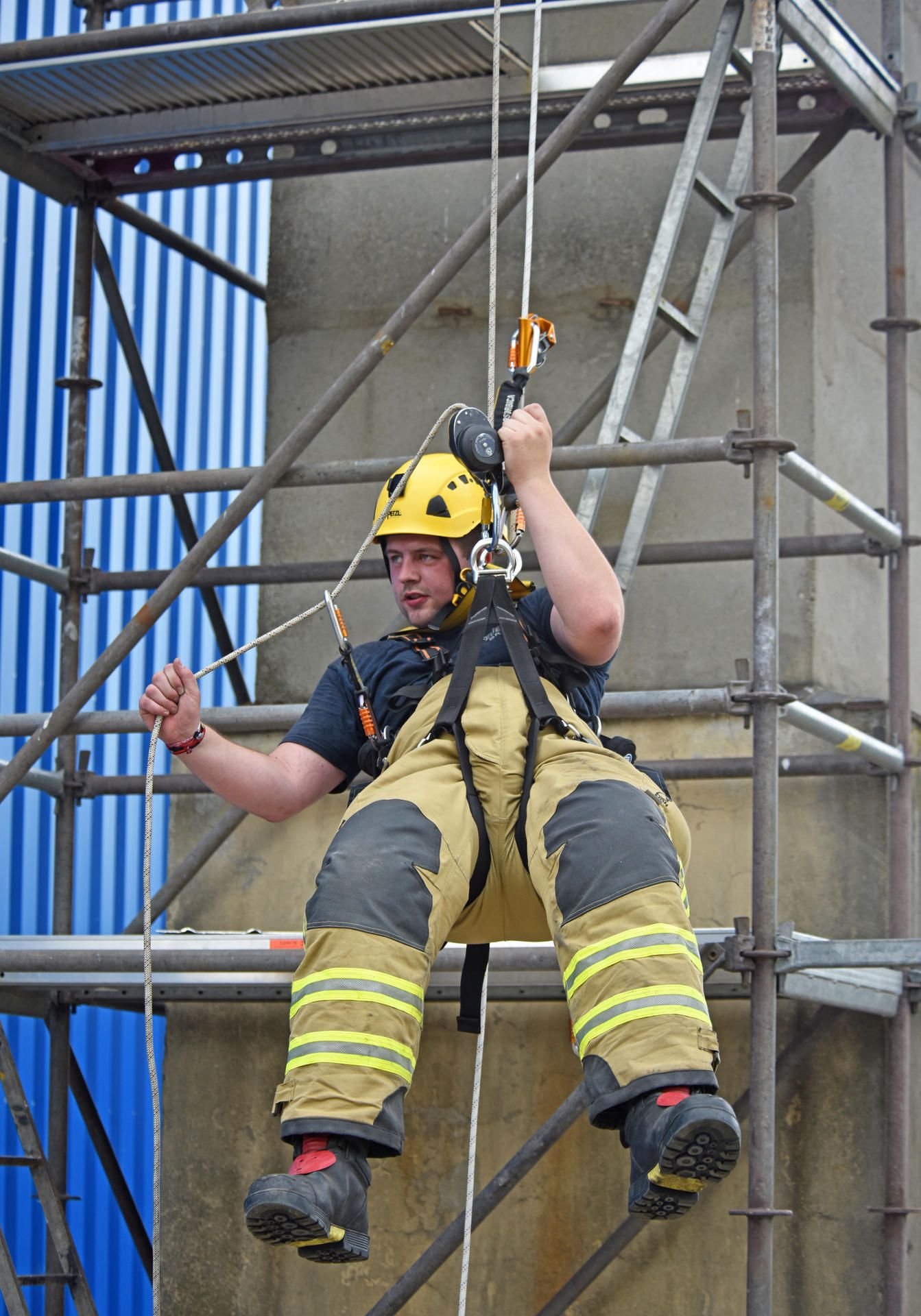 Feuerwehrmann Dannenberg beim Abseilen
