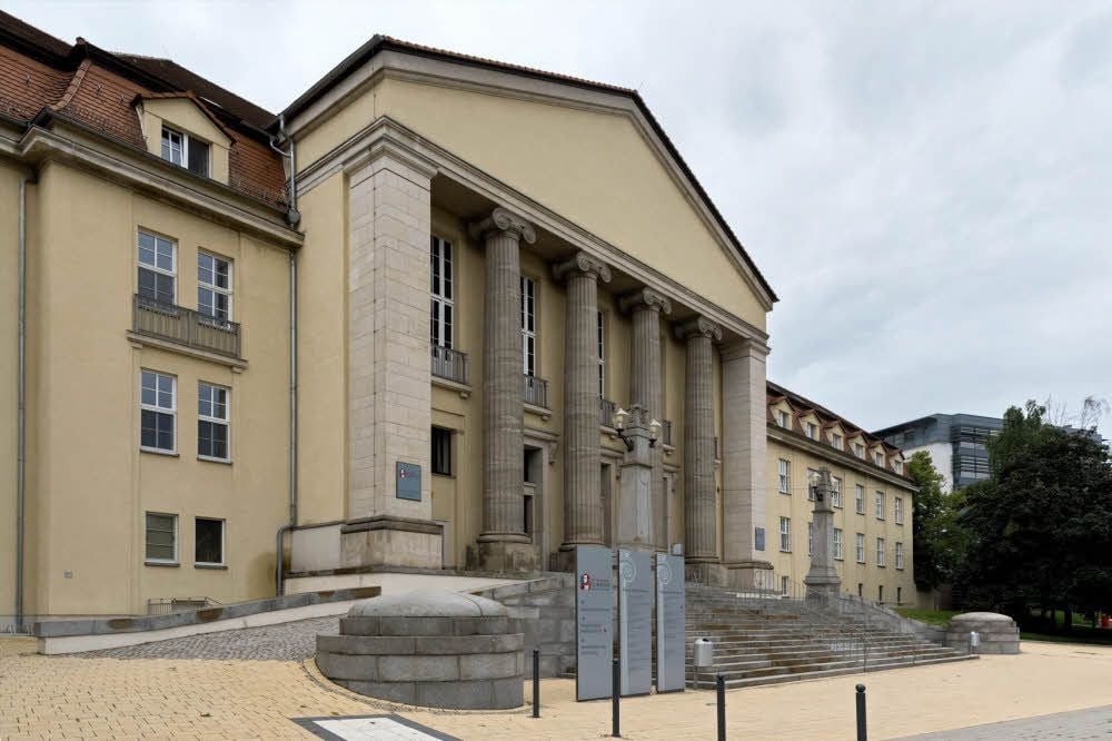 Im Säulenhaus, das in Merseburg direkt neben dem Klinikneubau steht, ist ein Medizinisches Versorgungszentrum untergebracht.
