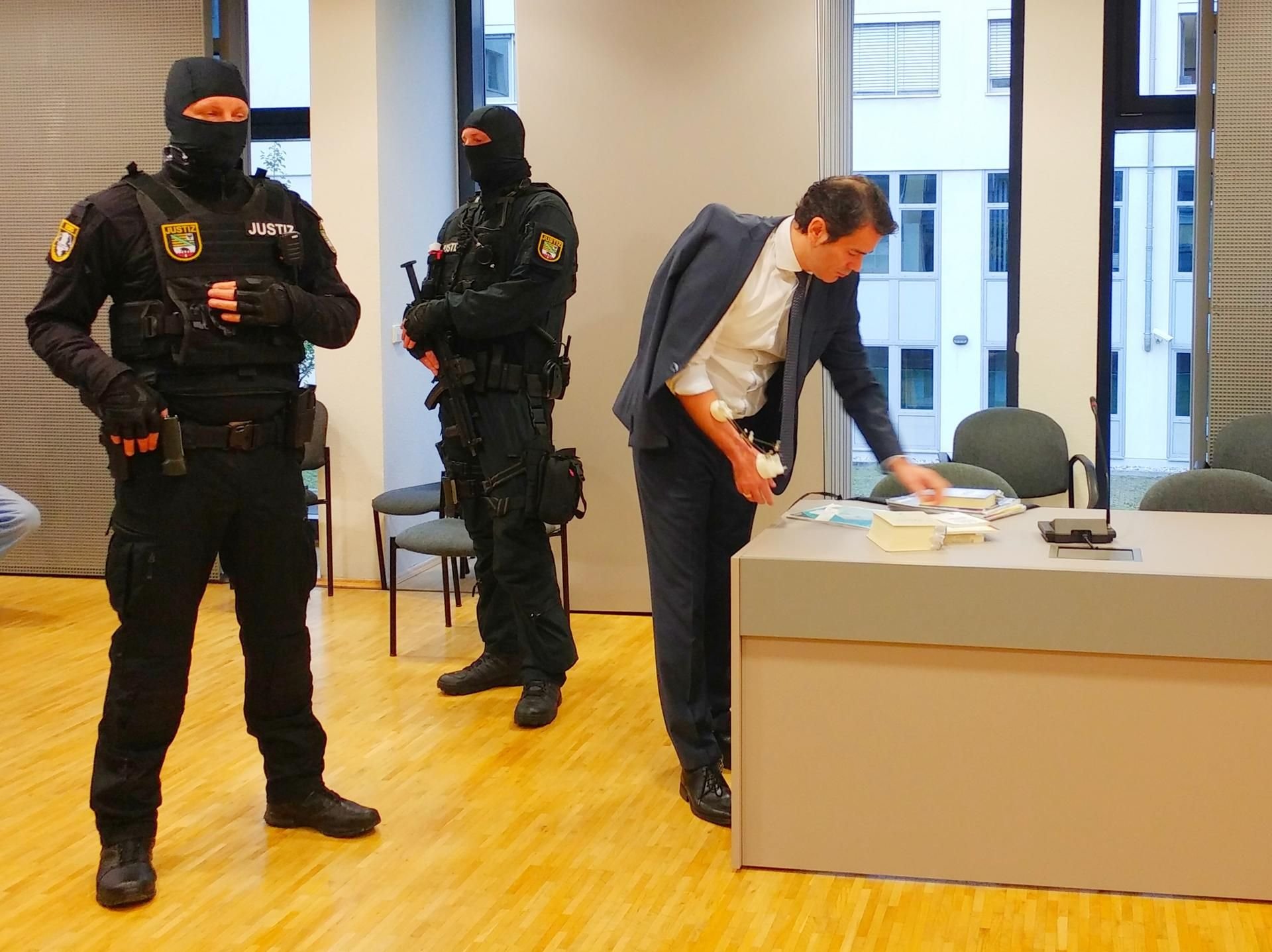 Adrian Ursache im Verhandlungssaal