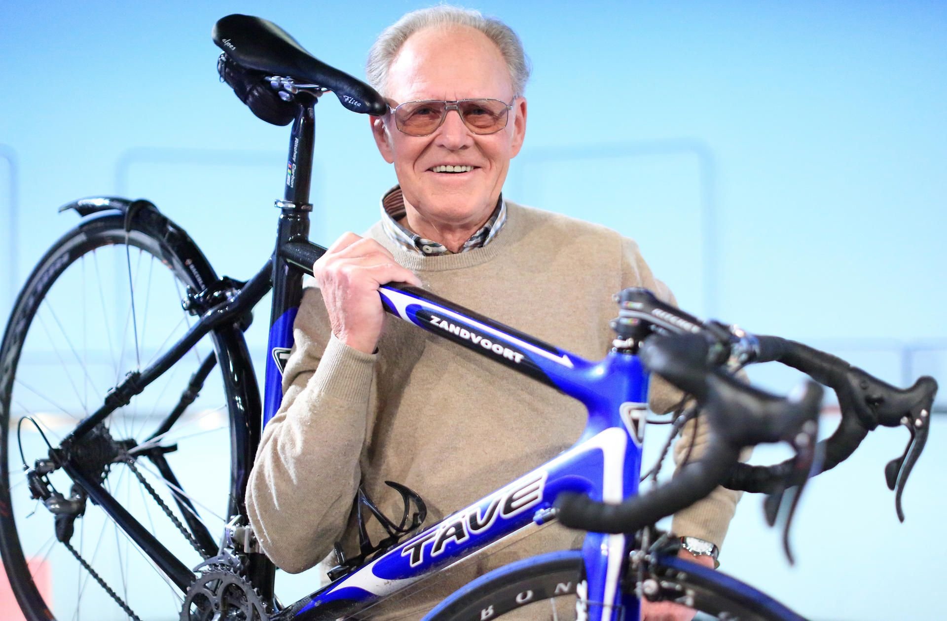 Der ehemalige Radsportler Gustav-Adolf «Täve» Schur posiert mit einem Rennrad.