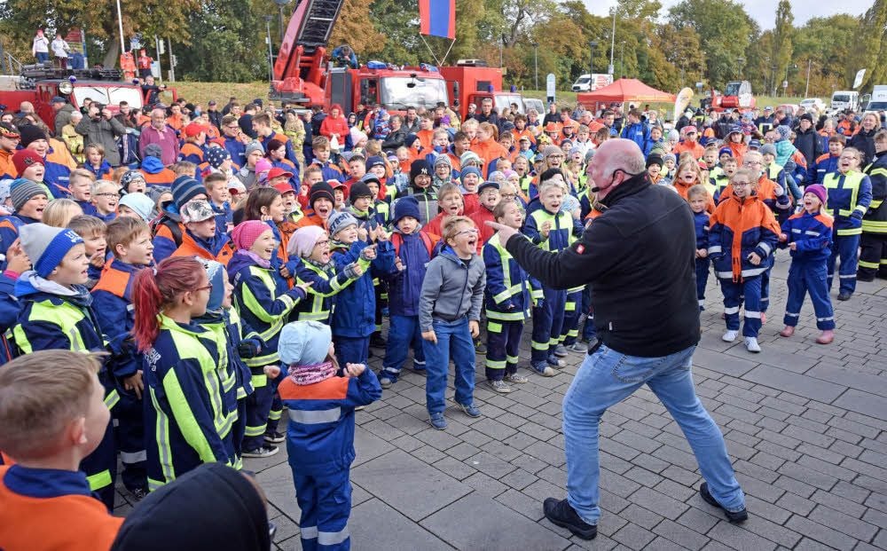 Christian Hüsel sorgte bei seinem Auftritt beim Feuerwehrfest unter den Kindern für viel Stimmung.