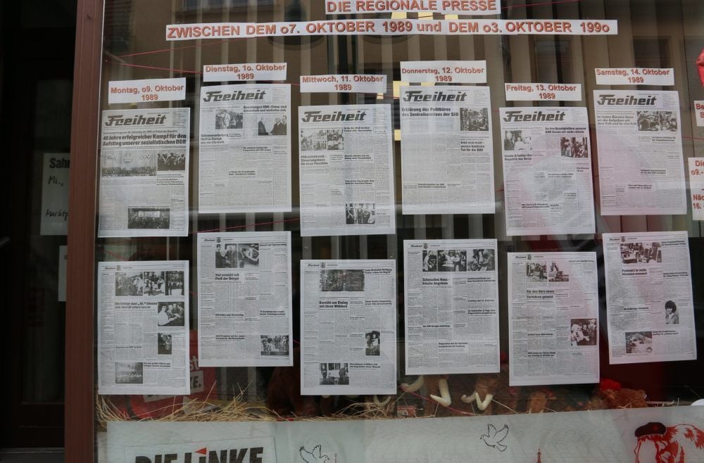 Am Büro der Partei Die Linke in der Sangerhäuser Göpenstraße sind gegenwärtig Zeitungsseiten der „Freiheit“ aus der Wendezeit ausgehängt.