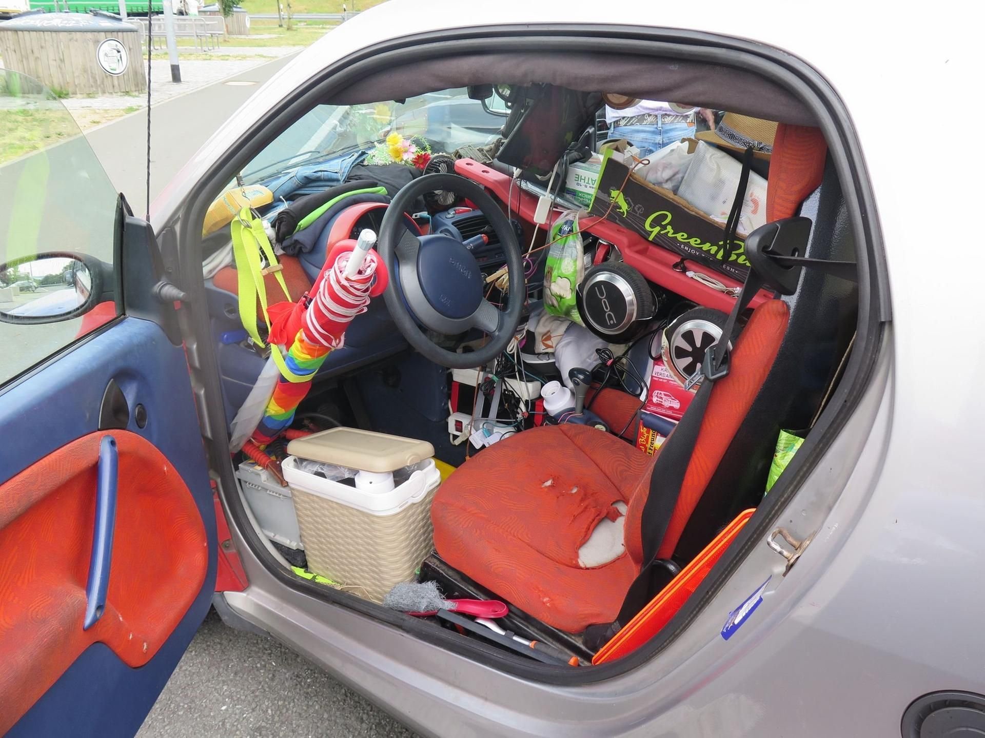 Einen bis oben mit Haushaltsgegenständen wie Kühltasche, Mülleimer und Kopfhörern beladenen Smart hat die Polizei in Oberfranken entdeckt.