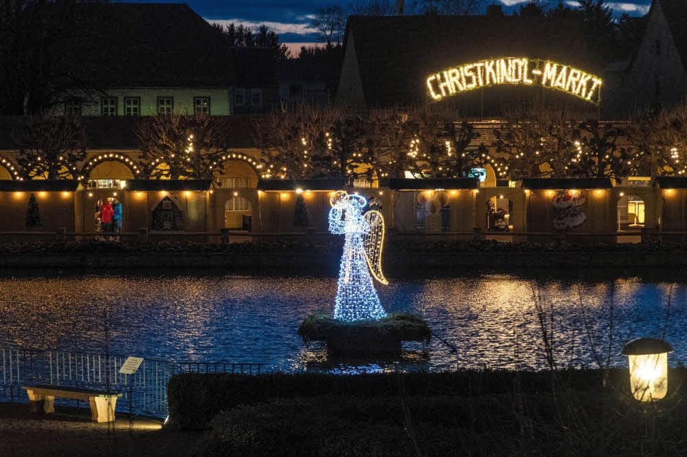 Traditionell das Zentrum des Christkind’l-Marktes: die Buden im Lauchstädter Kurpark. 22 Händler sind dort dieses Jahr vertreten.