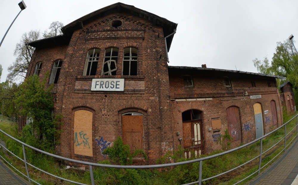 Das 150 Jahre alte Empfangsgebäude ist verrammelt und verriegelt. Ob sich das bald ändern wird?