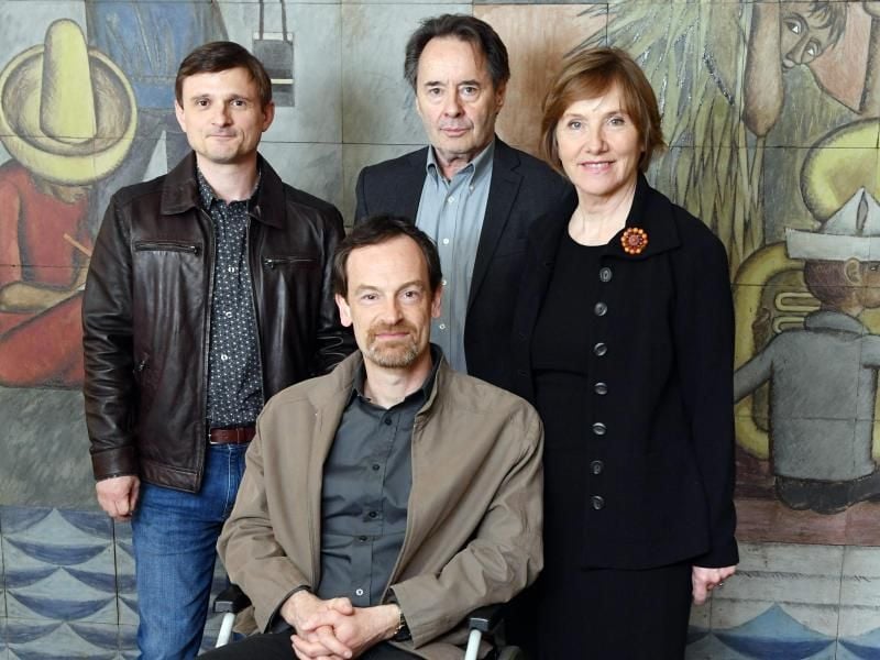 Die Schauspieler Florian Lukas (l-r), Jörg Hartmann, Uwe Kockisch und Ruth Reinecke am Set von „Weissensee”. Foto: Jens Kalaene
