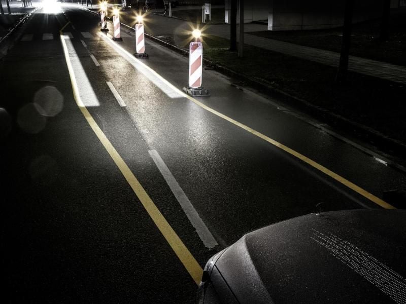 Mercedes hat unter dem Namen Digital Light die übernächste Generation von Autolicht vorgestellt. Das soll sich extrem präzise steuern lassen und in ein paar Jahren auf den Markt kommen. Foto: Daimler AG