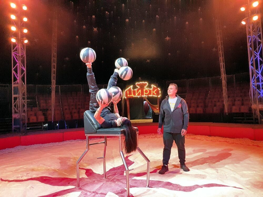 Marissa und Salvi Tonito von der Artistengruppe „Tonitos Family“ aus Spanien üben in der Manege des Moskauer Circus vor der Premiere am Donnerstag noch einmal die Fuß-Jonglage mit fünf Bällen.
