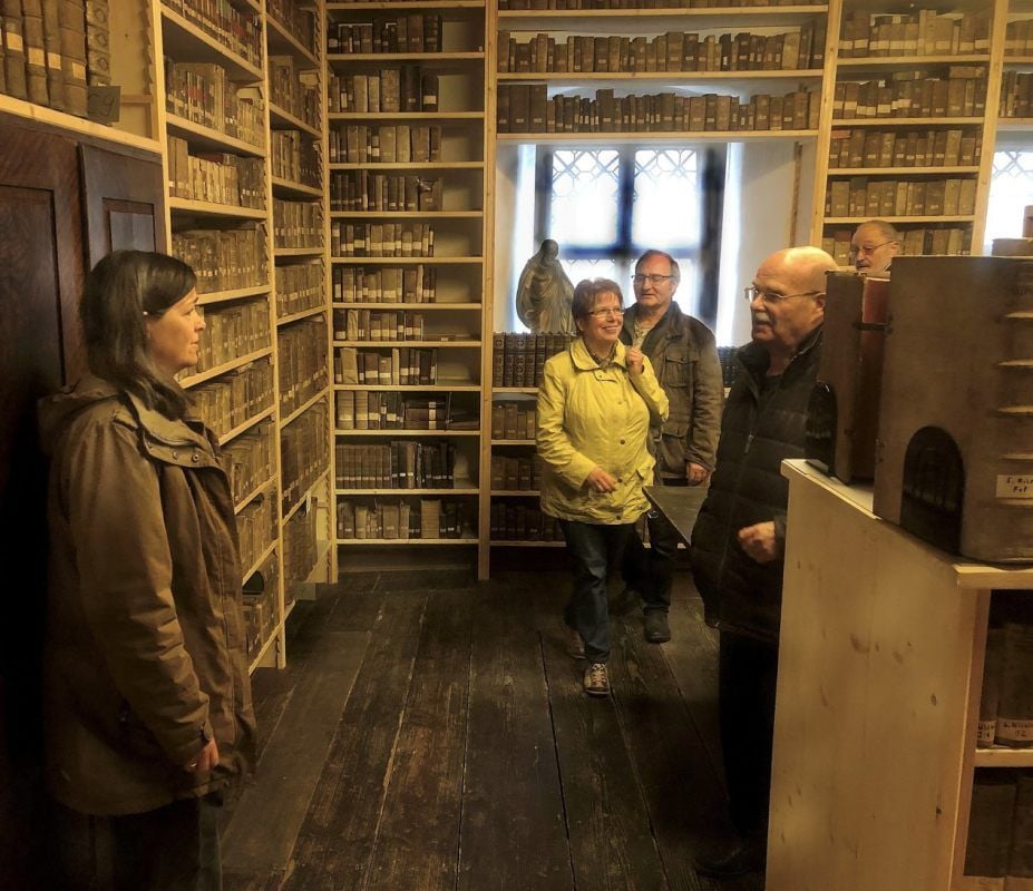 Carolin Drescher (li.) konnte viel über die Pfarrbibliothek berichten.