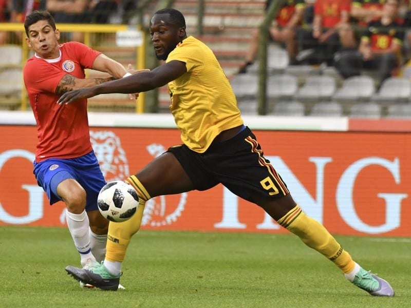 Finaler WM-Test: Romelu Lukaku (r) aus Belgien und Costa Ricas Cristian Gamboa. Foto: Geert Vanden Wijngaert/AP