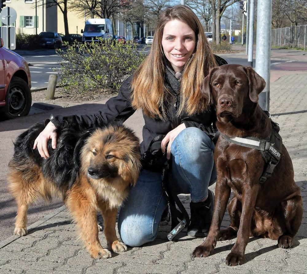 Nadine Paetsch mit ihren Hunden Nicola (l.) und Kakao. Hunde sind die große Liebe der Dessauerin. Mit ihnen verbringt sie ihre Freizeit am liebsten und engagiert sich für sie.