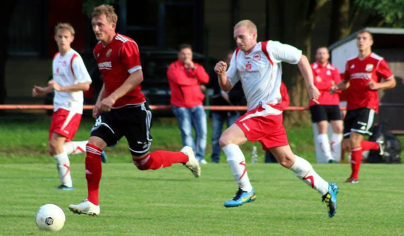 Christopher Kullmann (l.), hier noch im Trikot von Germania Halberstadt in einem Benefizspiel bei Einheit Bernburg, läuft in Zukunft häufiger in Bernburg auf. Der Stürmer verstärkt Oberligist Askania.