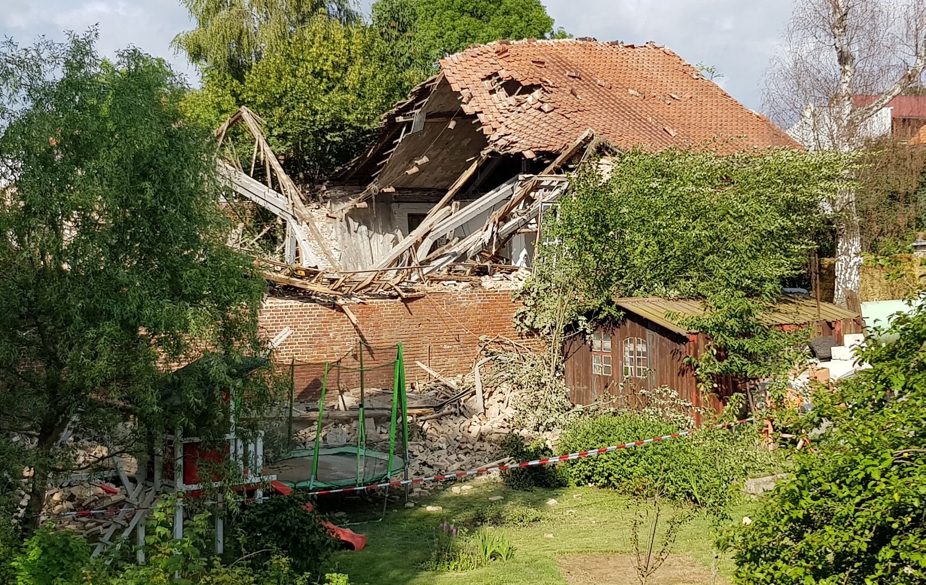 In der Georg-Freitag-Straße in Güntersberge ist am Donnerstagabend ein altes Produktionsgebäude zum Teil eingestürzt.