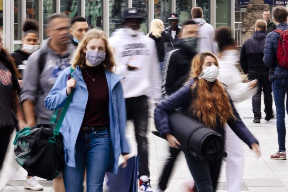 Im Alltag besteht keine Maskenpflicht in Sachsen-Anhalt. Doch beim Einkaufen, beim Bezahlen an Tankstellen, bei der Sparkasse oder in Bus und Bahn. In Gaststätten können Gäste dagegen auf die Maske verzichten.