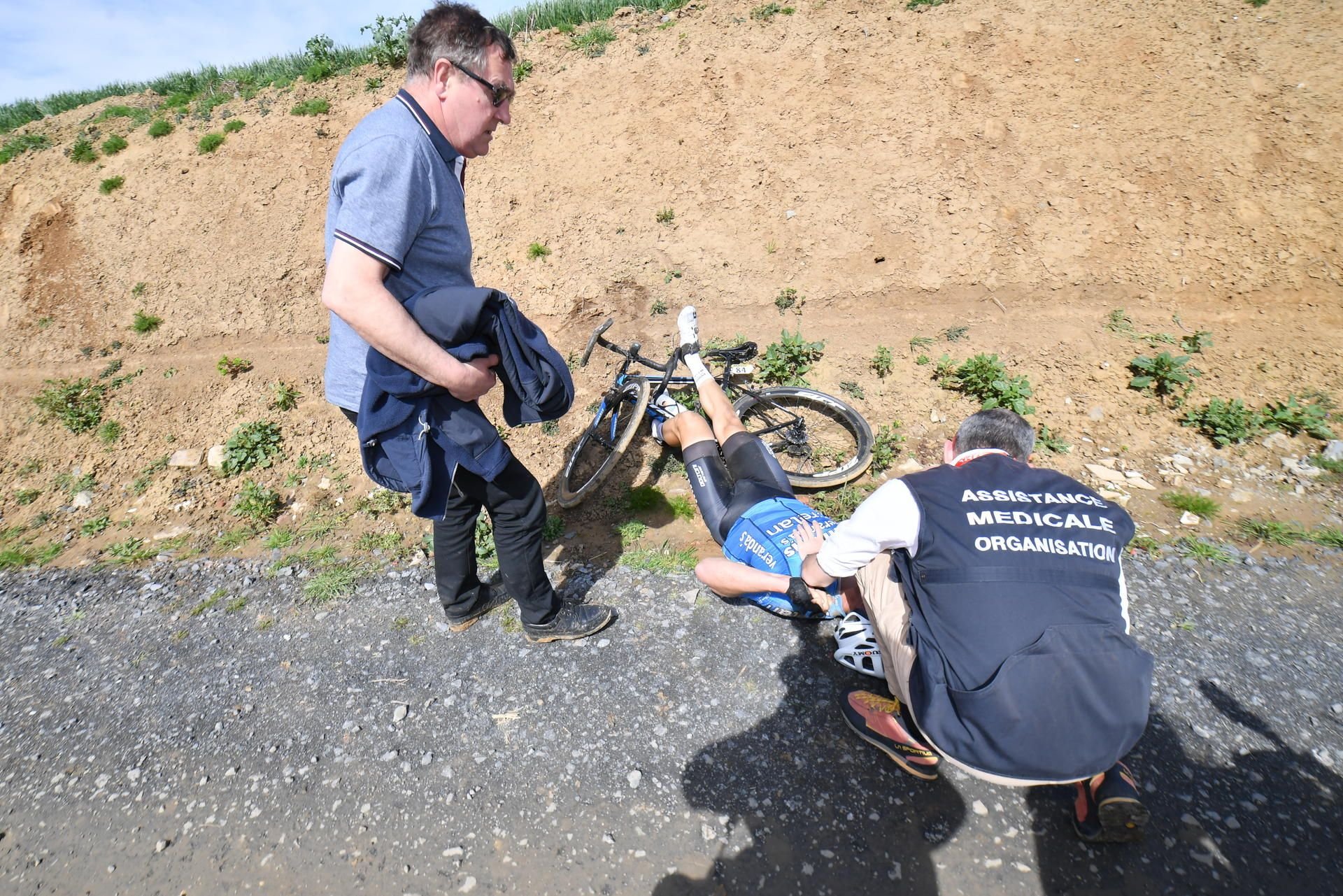 Nach seinem Sturz wird der belgische Radprofi Michael Goolaerts medizinisch versorgt.