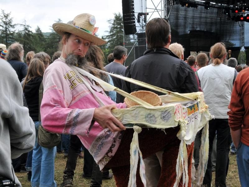 Ein Hippie verkauft am Samstag beim Burg Herzberg Open Air energiereiche Guaranabällchen aus dem Bauchladen. Foto: Uwe Zucchi/Archiv