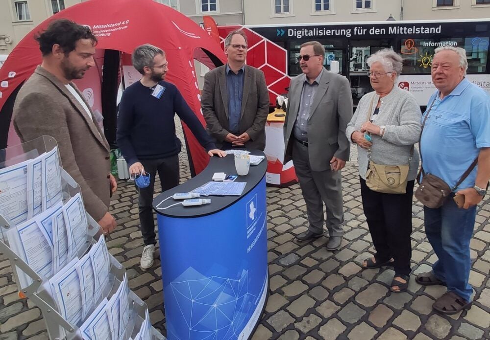 Karin und Wilfried Lutter informieren sich auf dem Karlsplatz über digitale Anwendungen.