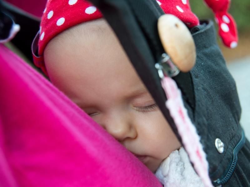 Kuscheln an der Brust von Mama und Papa: Babys, die am Körper getragen werden, fühlen sich geborgen. Foto: Andrea Warnecke/dpa-tmn