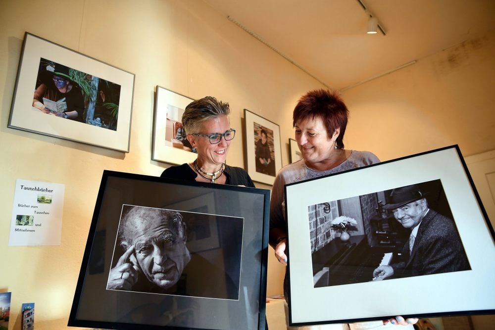 Grit Lichtblau (li.) und Heike Thes mit ihren Lieblingsbildern der Ausstellung in der Türmerwohnung.