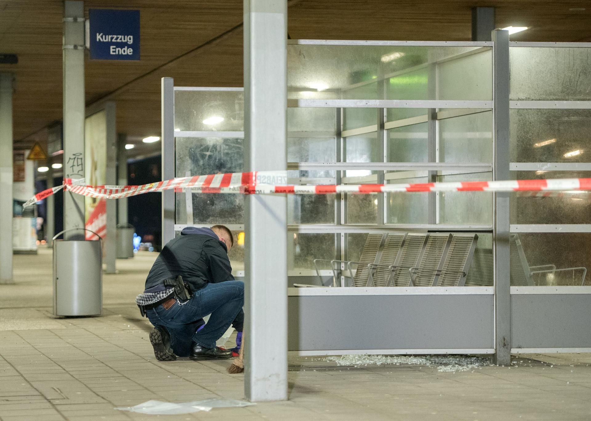 An dem Wartehäuschen ist eine Scheibe zerborsten.