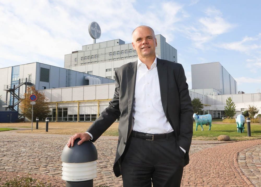 Bayer-Chef Dr. Christian Schleicher vor dem Tablettenbetrieb.