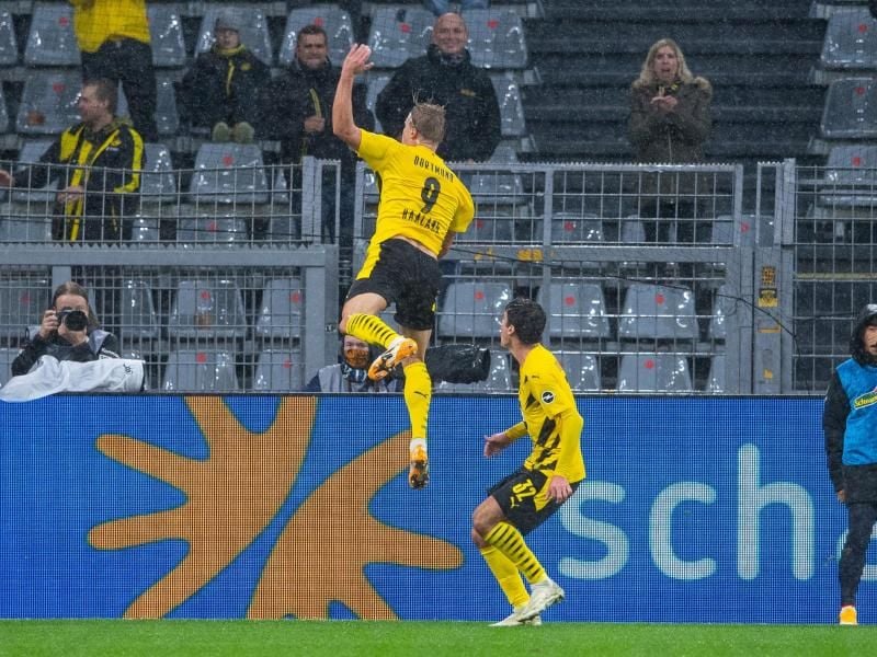 Dortmunds Torjäger Erling Haaland (l) bejubelt mit Mannschaftskamerad Giovanni Reyna sein Tor zum 1:0. Foto: Guido Kirchner/dpa