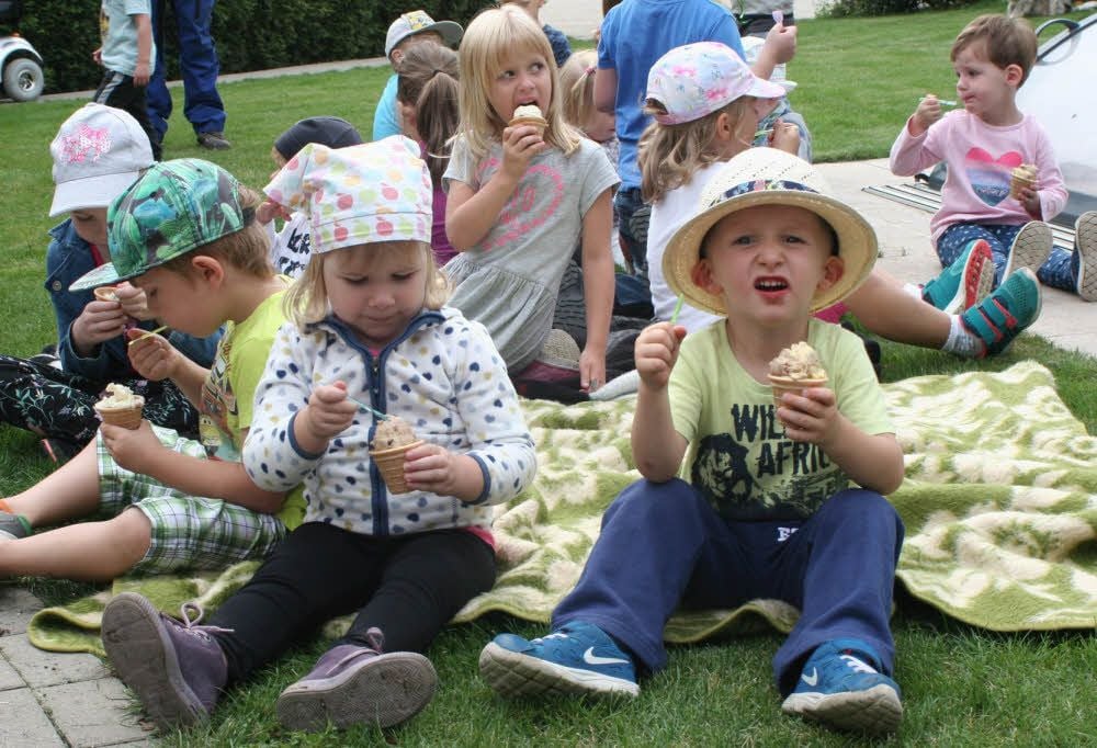 Ganz am Ende der Führung über den Mühlbachschen Hof in Mauken durften Jessens Koboldmühlen-Kinder vom hauseigenen Eis probieren.